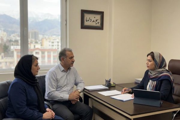 گفت‌وگوی محترمانه یک زوج با مشاور ازدواج در فضای امن و خانوادگی در کرج، نماد همسان‌گزینی شرعی و ازدواج موقت آگاهانه